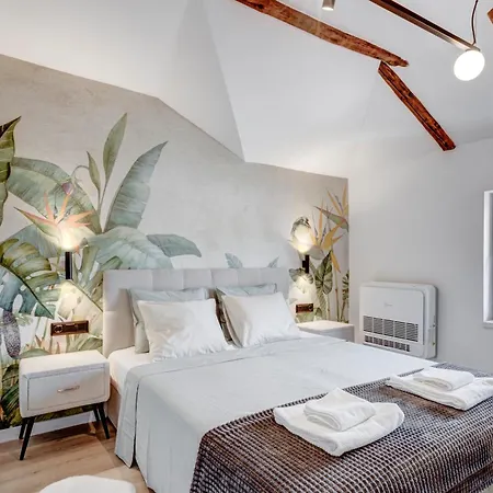 Gem 1bdrm 200m Statue