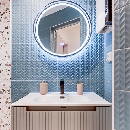 Gem 1bdrm 200m Statue