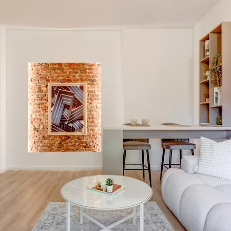 Gem 1bdrm 200m Statue