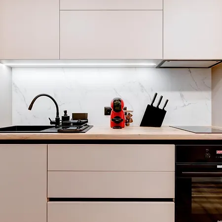 Gem 1bdrm 200m Statue