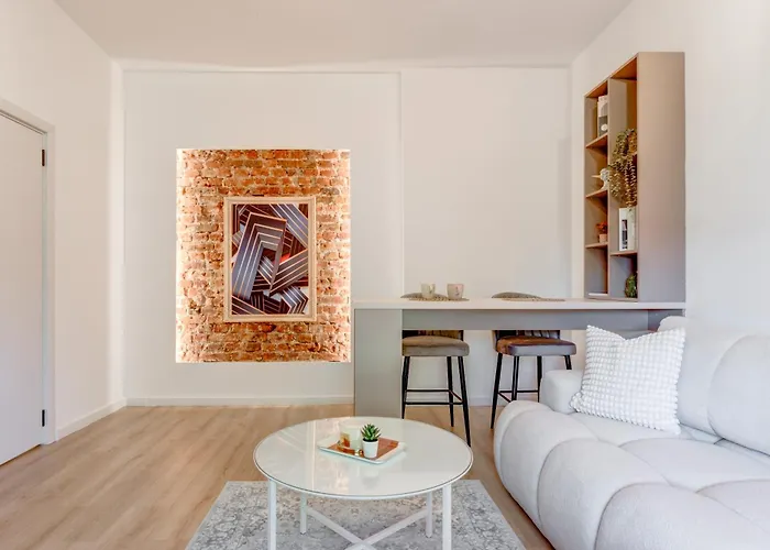 Gem 1bdrm 200m Statue