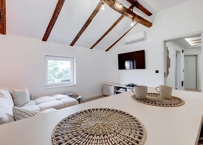 Gem 1bdrm 200m Statue