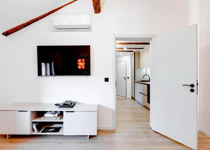 Gem 1bdrm 200m Statue *