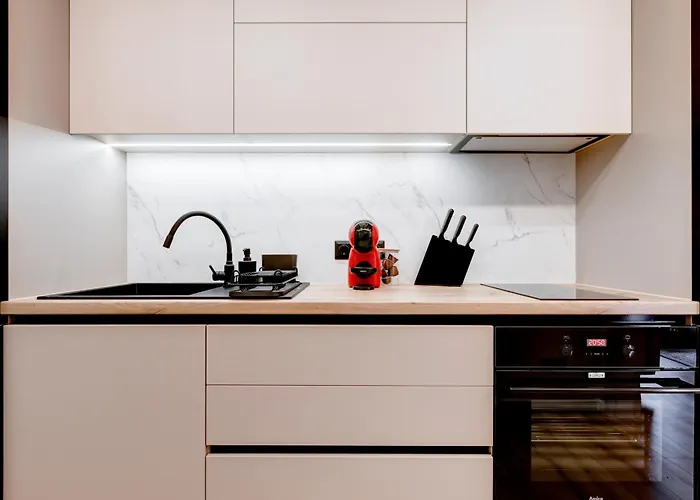 Gem 1bdrm 200m Statue