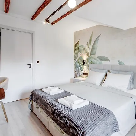 Gem 1bdrm 200m Statue *