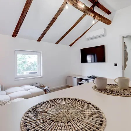 Gem 1bdrm 200m Statue