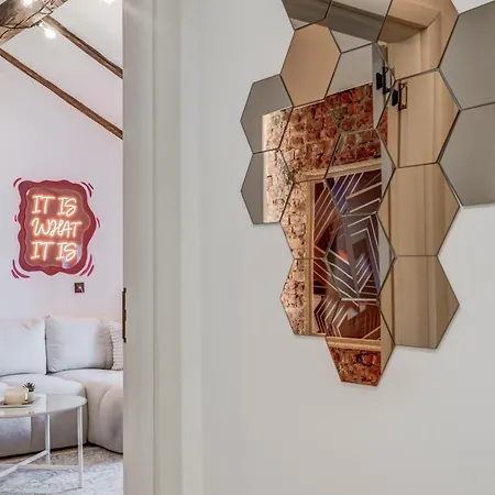 Gem 1bdrm 200m Statue