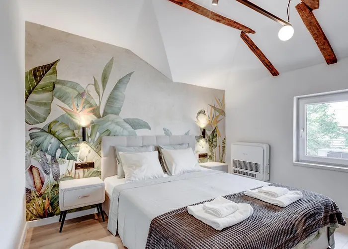 Gem 1bdrm 200m Statue