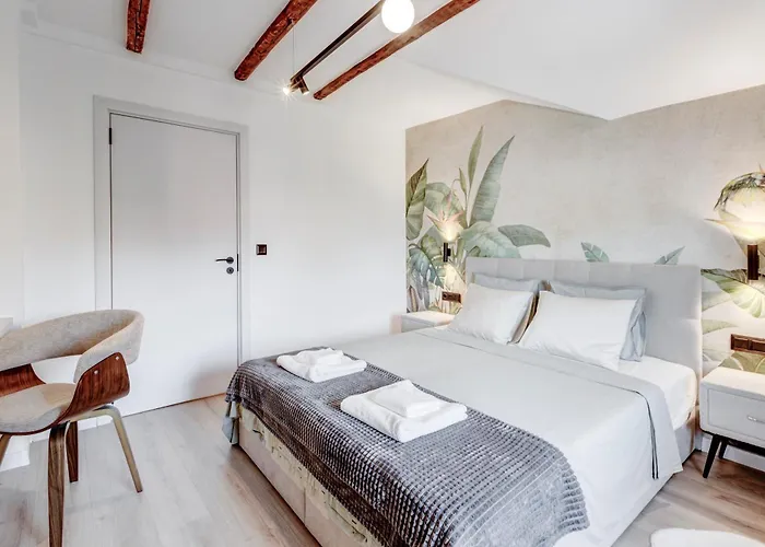 Gem 1bdrm 200m Statue *