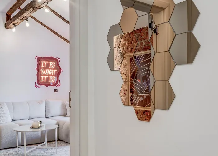 Gem 1bdrm 200m Statue