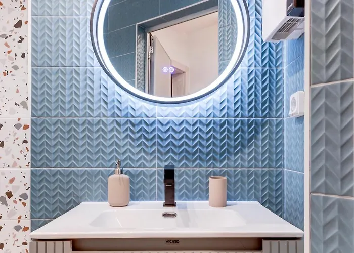 Gem 1bdrm 200m Statue